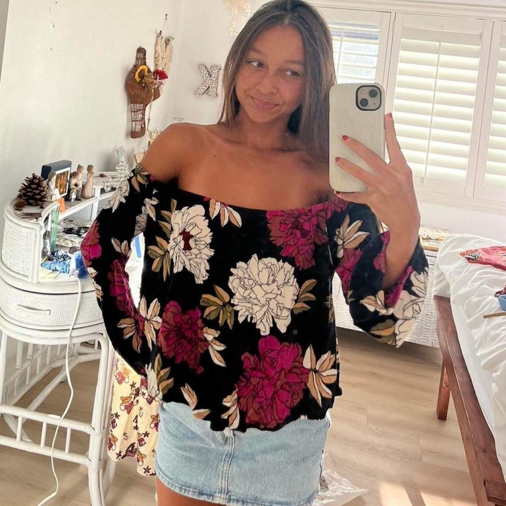 Billabong Floral Off-Shoulder Blouse - Black and Pink